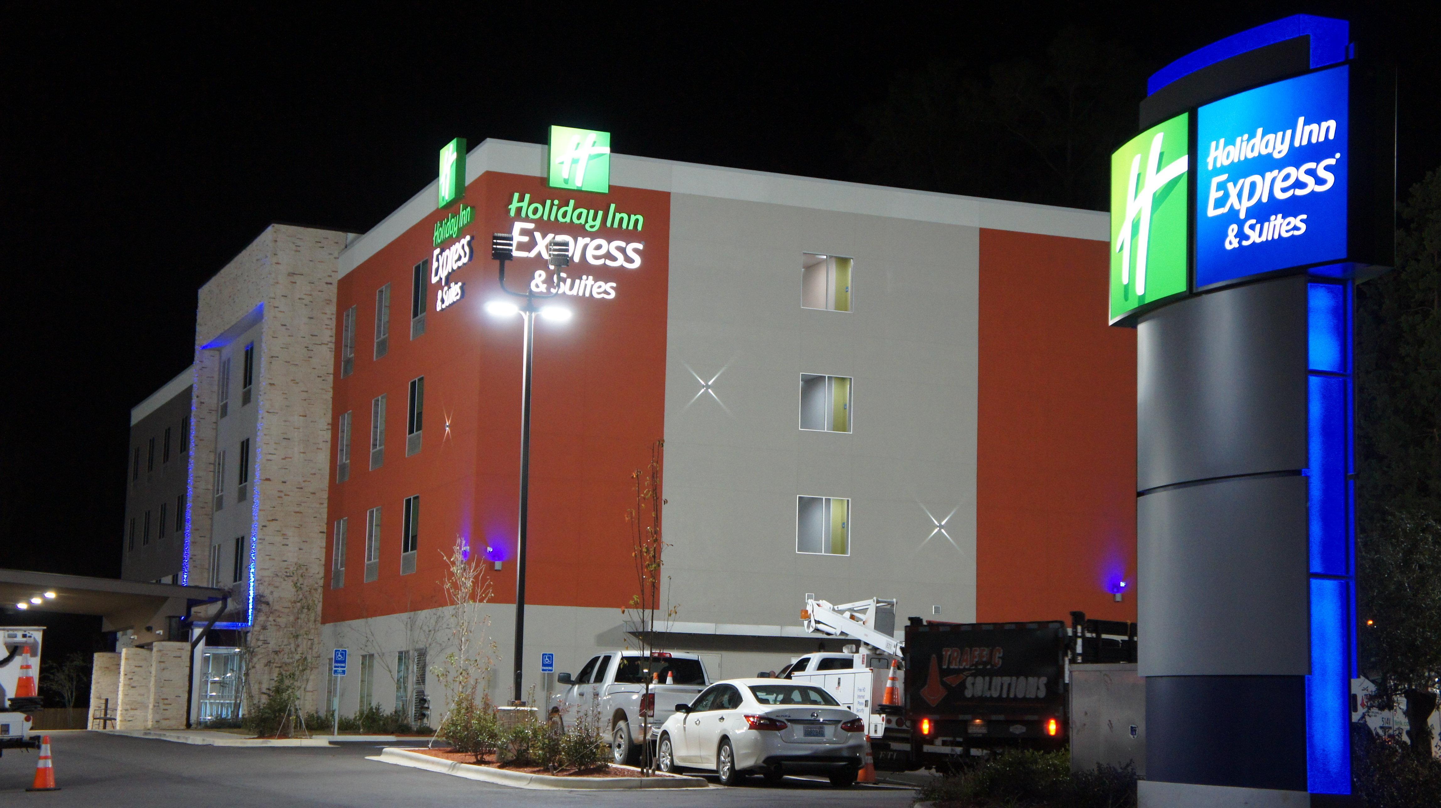 Holiday Inn Express & Suites Pineville-Alexandria Area Exterior photo